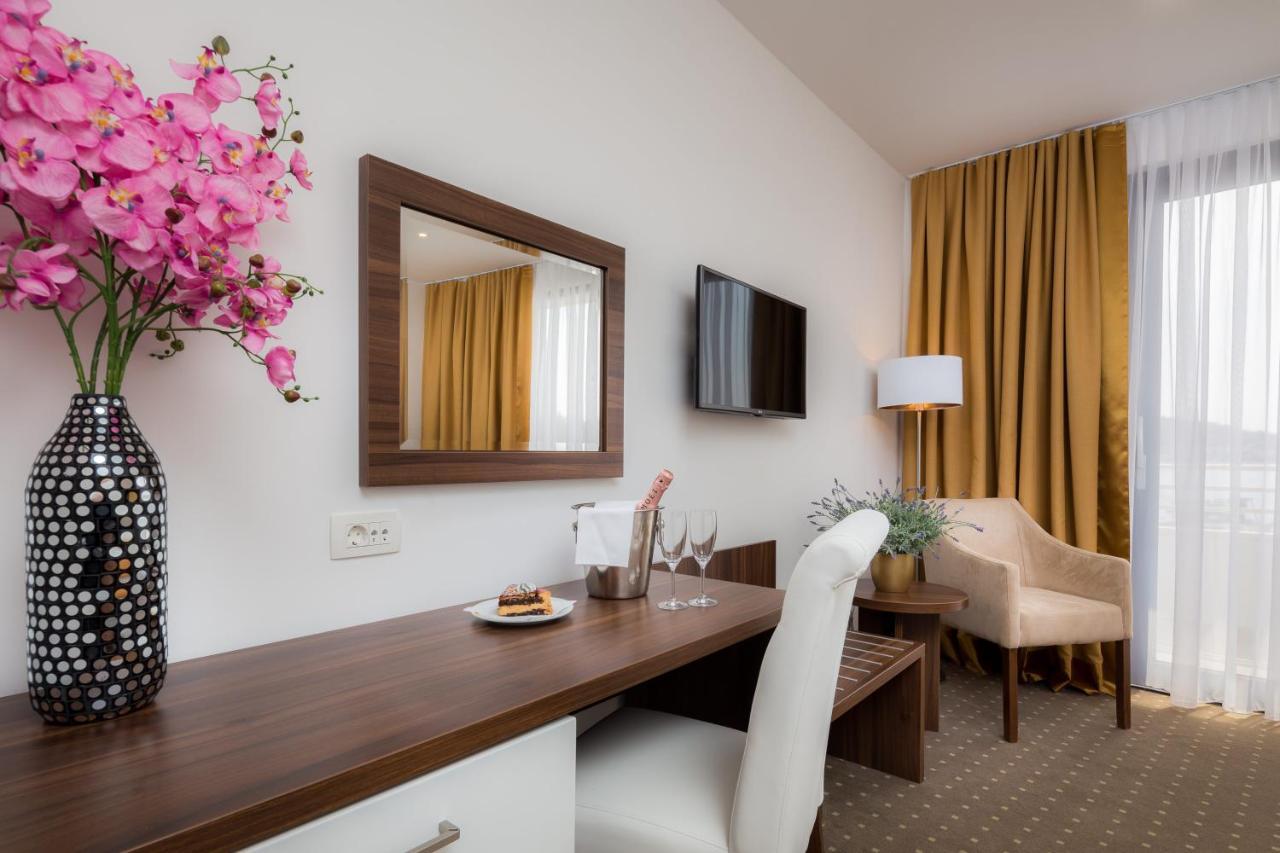 Hotel Perla Rogoznica  Bagian luar foto